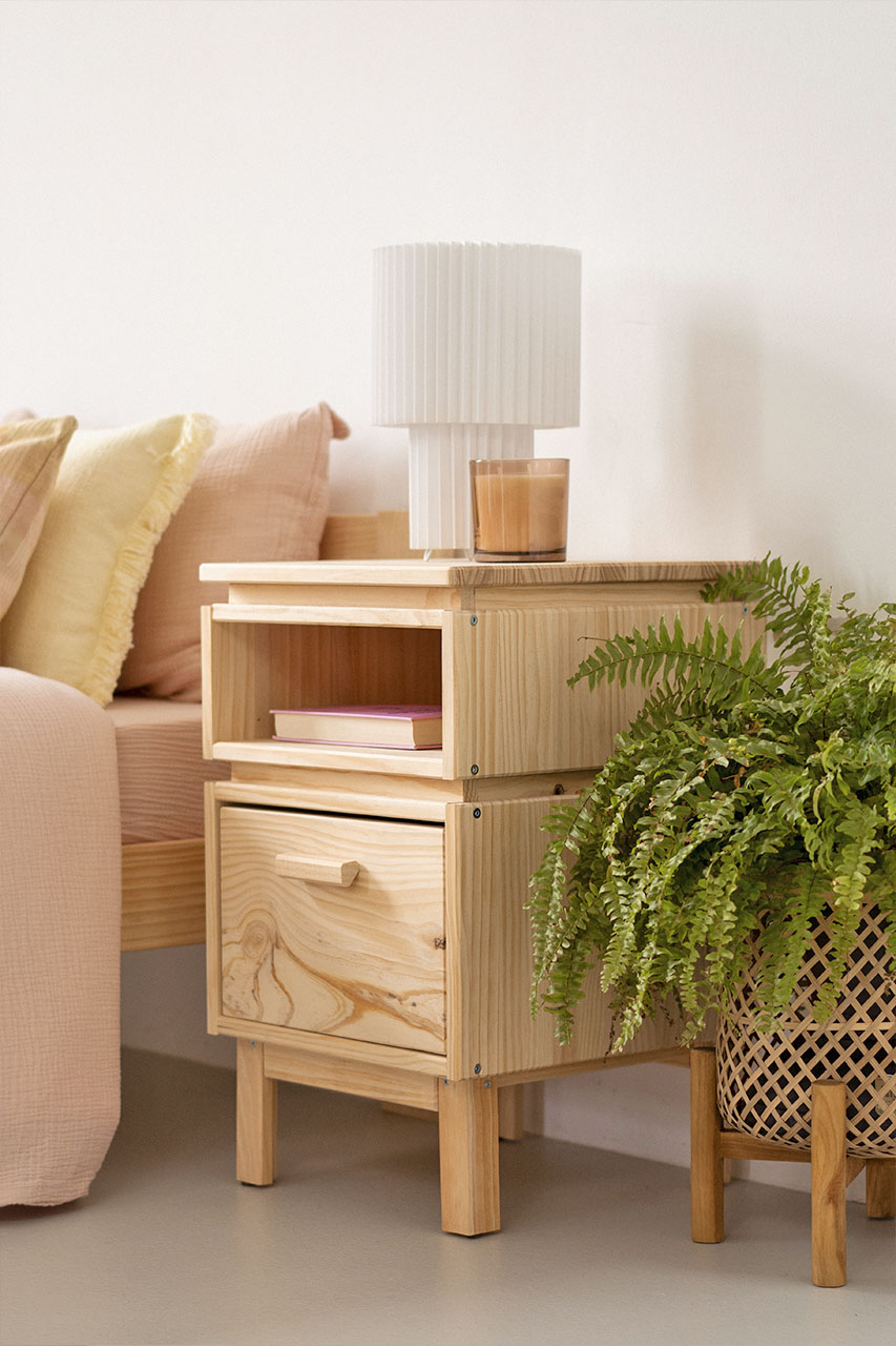 Imagen de ambiente 2 para:Mesita de madera maciza peque&ntilde;a con caj&oacute;n y hueco